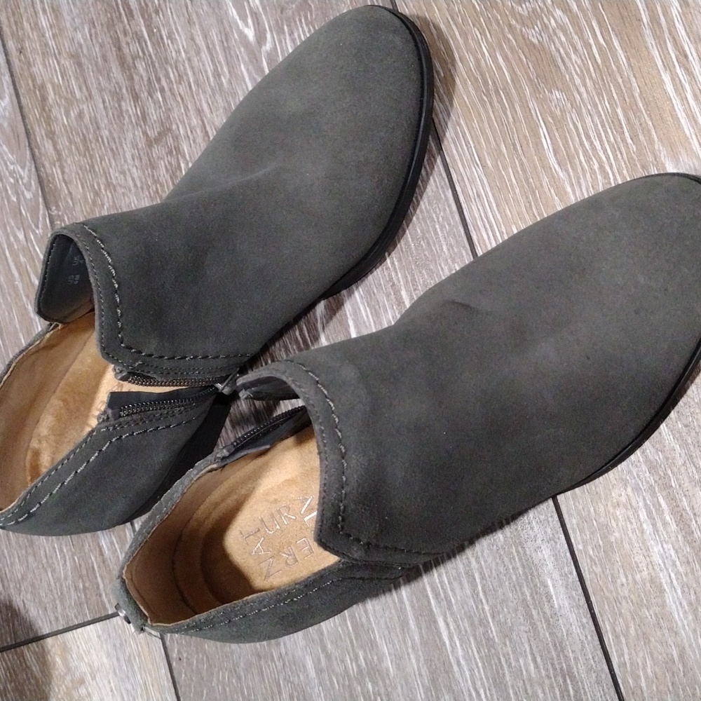 Naturalizer womens dark gray suede zip ankle boots. Mint condition. Size 6